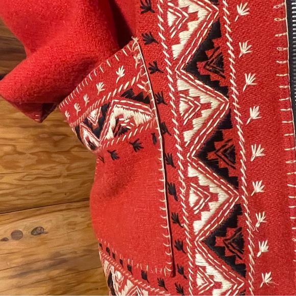 Red Hooded vintage Jacket with Geometric embroidered Patterns - Picture 4 of 6